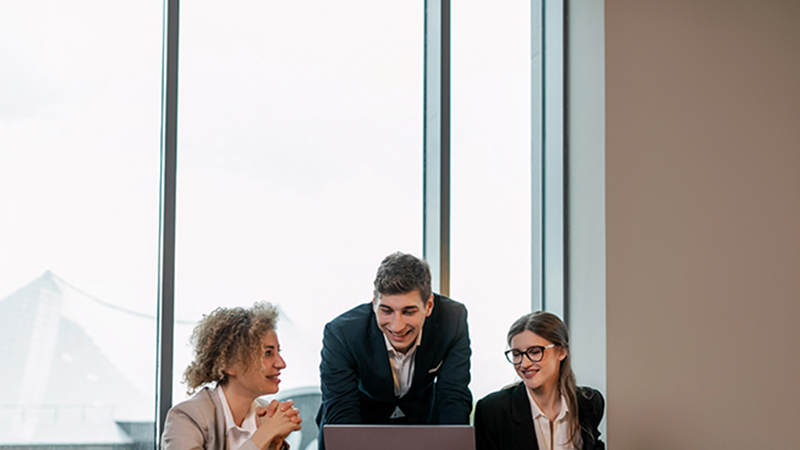 Liderar en la Era Digital: Estrategias y Aptitudes Digitales